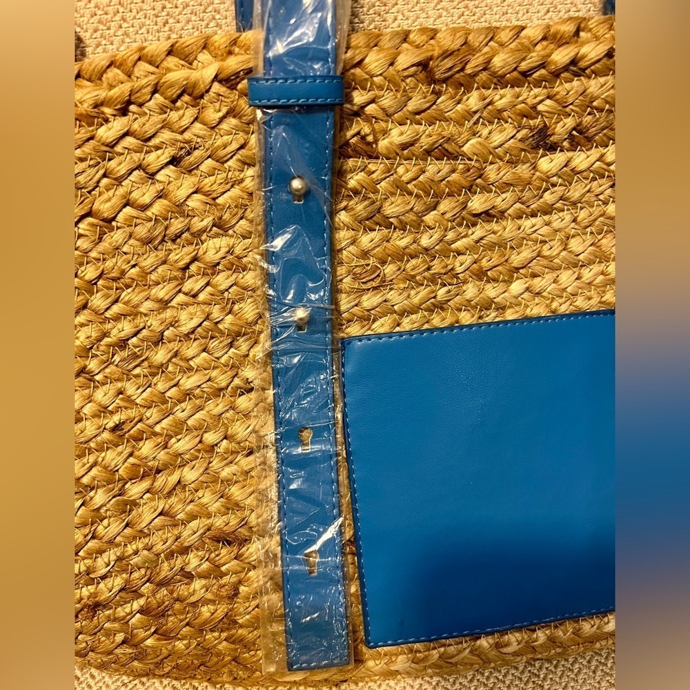 Handmade summer woven bag with blue leather handle and pocket in front - Picture 3 of 9